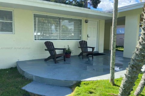House in Dania Beach, Florida 3 bedrooms, 133.59 sq.m. № 2060289 - photo 19
