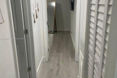 House in Dania Beach, Florida 3 bedrooms, 133.59 sq.m. № 2060289 - photo 13