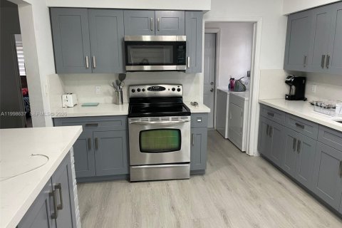 House in Dania Beach, Florida 3 bedrooms, 133.59 sq.m. № 2060289 - photo 2
