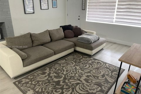 House in Dania Beach, Florida 3 bedrooms, 133.59 sq.m. № 2060289 - photo 6