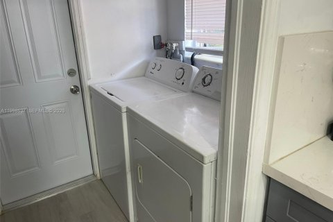 House in Dania Beach, Florida 3 bedrooms, 133.59 sq.m. № 2060289 - photo 14