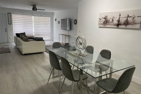 House in Dania Beach, Florida 3 bedrooms, 133.59 sq.m. № 2060289 - photo 5