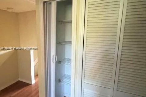 Townhouse in Miami Gardens, Florida 3 bedrooms, 131.64 sq.m. № 1682649 - photo 5