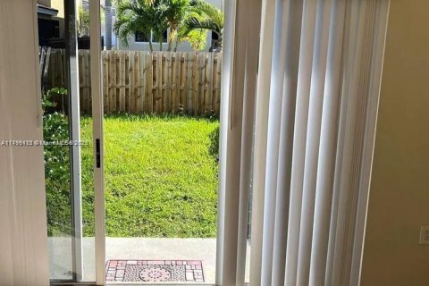 Townhouse in Miami Gardens, Florida 3 bedrooms, 131.64 sq.m. № 1682649 - photo 2