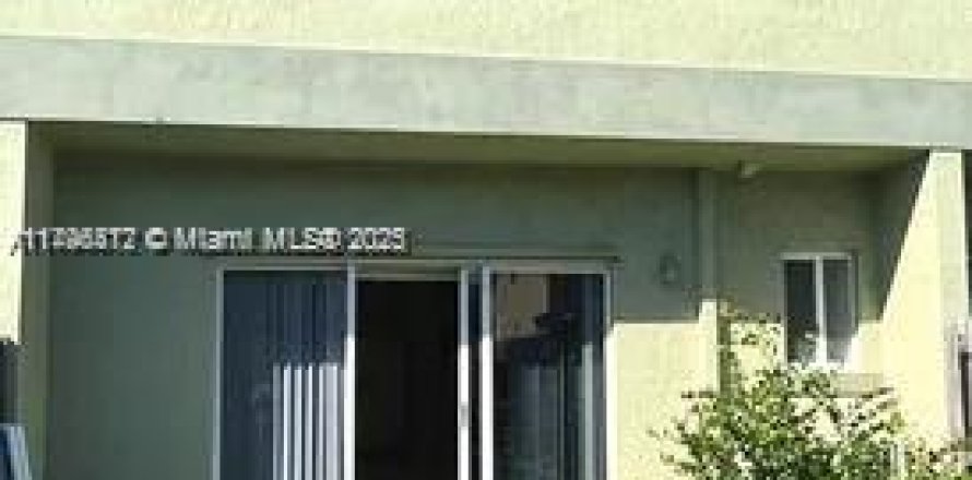 Townhouse in Miami Gardens, Florida 3 bedrooms, 131.64 sq.m. № 1682649