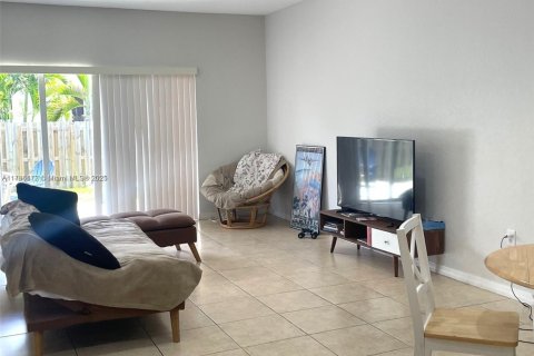 Townhouse in Miami Gardens, Florida 3 bedrooms, 131.64 sq.m. № 1682649 - photo 13