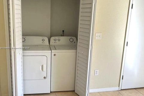 Townhouse in Miami Gardens, Florida 3 bedrooms, 131.64 sq.m. № 1682649 - photo 3