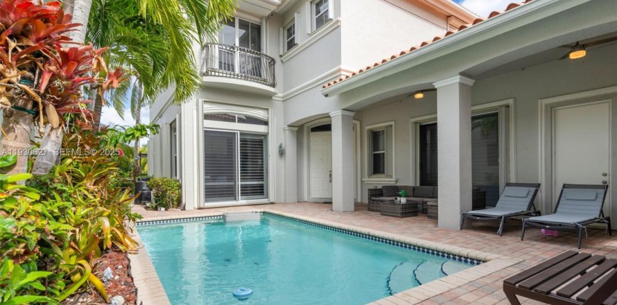 Villa ou maison à Hollywood, Floride 5 chambres, 312.06 m2 № 1989417