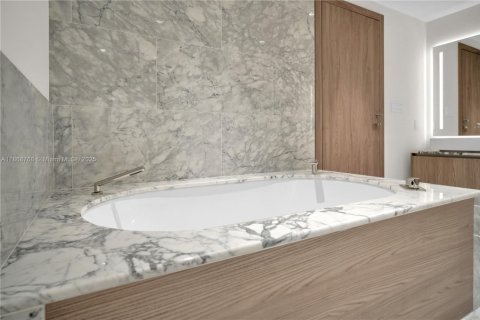 Купить кондоминиум в Бей-Харбор-Айлендс, Флорида 5 комнат, 190.08м2, № 1921852 - фото 25