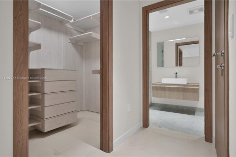 Купить кондоминиум в Бей-Харбор-Айлендс, Флорида 5 комнат, 190.08м2, № 1921852 - фото 29