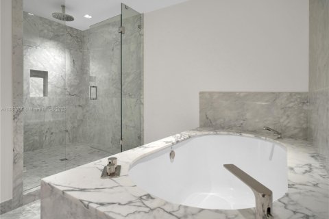 Купить кондоминиум в Бей-Харбор-Айлендс, Флорида 5 комнат, 190.08м2, № 1921852 - фото 24