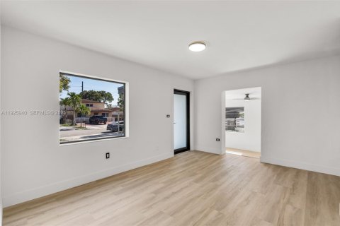 Casa en venta en Hialeah, Florida, 3 dormitorios № 1984328 - foto 5