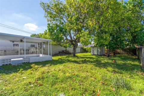 Casa en venta en Hialeah, Florida, 3 dormitorios № 1984328 - foto 17
