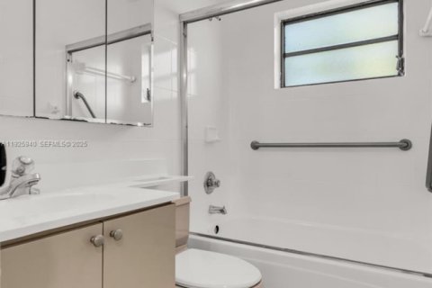 Casa en venta en Hialeah, Florida, 3 dormitorios № 1984328 - foto 13