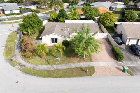 Casa en venta en Miami, Florida, 3 dormitorios, 169.45 m2 № 1970568 - foto 6