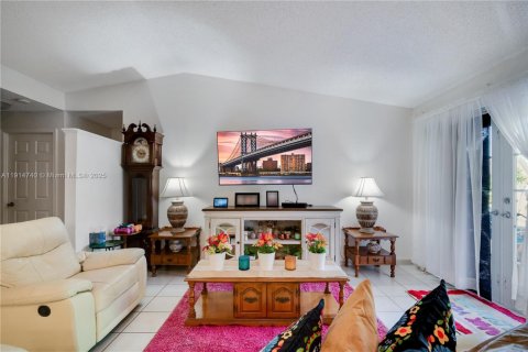 Casa en venta en Miami, Florida, 3 dormitorios, 169.45 m2 № 1970568 - foto 17