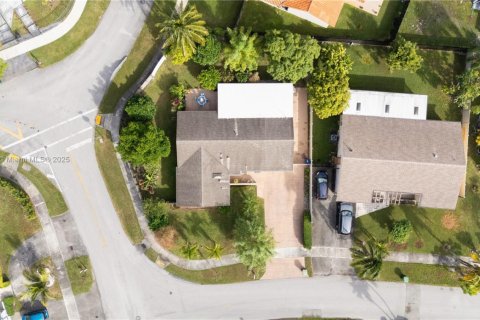 Casa en venta en Miami, Florida, 3 dormitorios, 169.45 m2 № 1970568 - foto 9