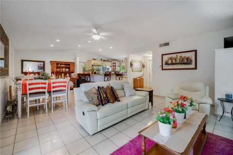 Casa en venta en Miami, Florida, 3 dormitorios, 169.45 m2 № 1970568 - foto 15