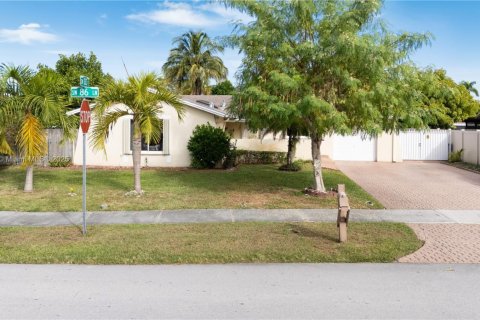 Casa en venta en Miami, Florida, 3 dormitorios, 169.45 m2 № 1970568 - foto 2