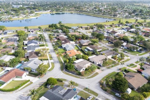 Casa en venta en Miami, Florida, 3 dormitorios, 169.45 m2 № 1970568 - foto 10