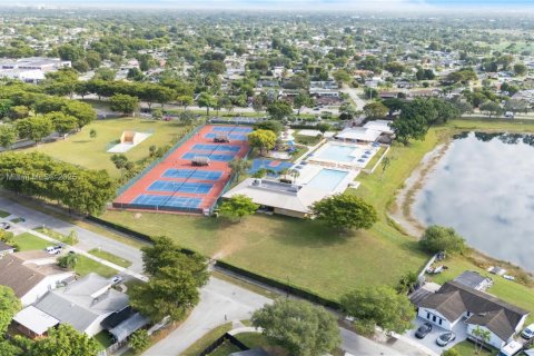 Casa en venta en Miami, Florida, 3 dormitorios, 169.45 m2 № 1970568 - foto 12