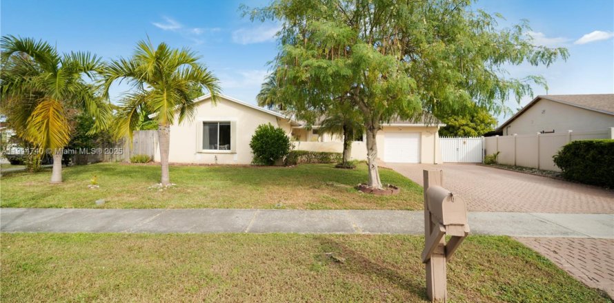 Casa en Miami, Florida 3 dormitorios, 169.45 m2 № 1970568