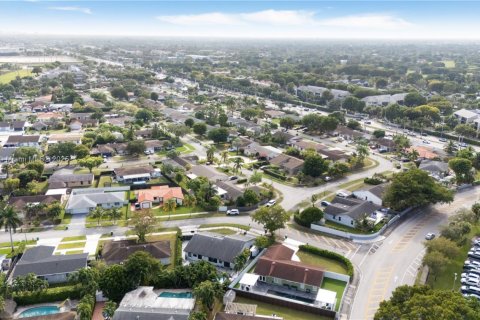 Casa en venta en Miami, Florida, 3 dormitorios, 169.45 m2 № 1970568 - foto 11