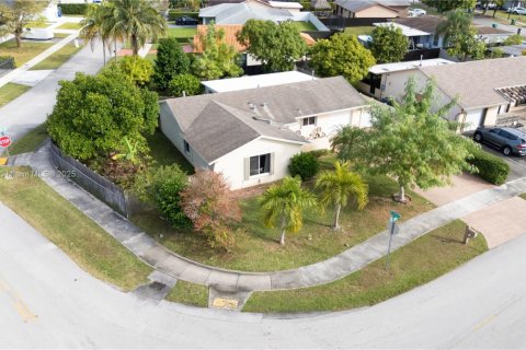 Casa en venta en Miami, Florida, 3 dormitorios, 169.45 m2 № 1970568 - foto 7