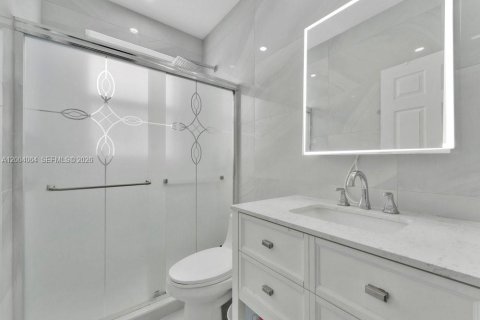 Casa en venta en Miami, Florida, 5 dormitorios, 276.94 m2 № 2181468 - foto 18