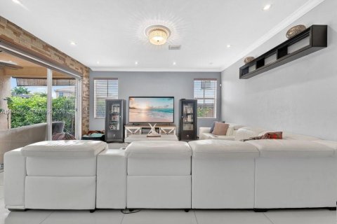 Casa en venta en Miami, Florida, 5 dormitorios, 276.94 m2 № 2181468 - foto 7
