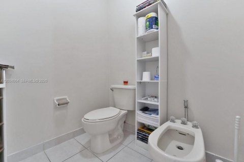 Casa en venta en Miami, Florida, 5 dormitorios, 276.94 m2 № 2181468 - foto 23