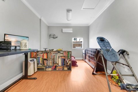 Casa en venta en Miami, Florida, 5 dormitorios, 276.94 m2 № 2181468 - foto 22