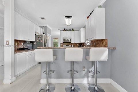 Casa en venta en Miami, Florida, 5 dormitorios, 276.94 m2 № 2181468 - foto 12