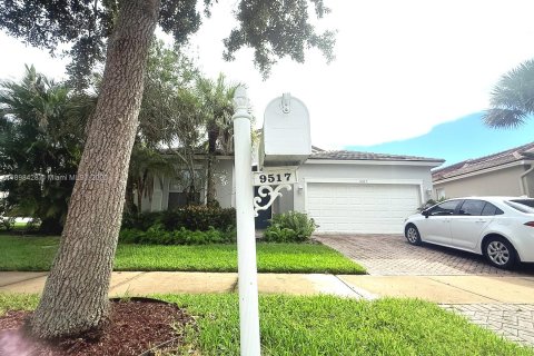 House in Port St. Lucie, Florida 4 bedrooms, 160.07 sq.m. № 2015482 - photo 3