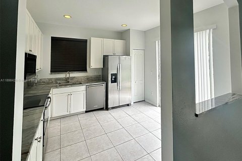 House in Port St. Lucie, Florida 4 bedrooms, 160.07 sq.m. № 2015482 - photo 18