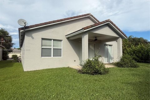 House in Port St. Lucie, Florida 4 bedrooms, 160.07 sq.m. № 2015482 - photo 5