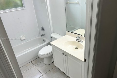 House in Port St. Lucie, Florida 4 bedrooms, 160.07 sq.m. № 2015482 - photo 29