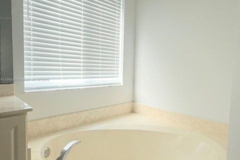 House in Port St. Lucie, Florida 4 bedrooms, 160.07 sq.m. № 2015482 - photo 27