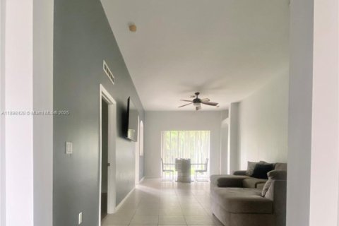 House in Port St. Lucie, Florida 4 bedrooms, 160.07 sq.m. № 2015482 - photo 14