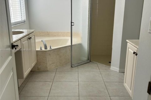 House in Port St. Lucie, Florida 4 bedrooms, 160.07 sq.m. № 2015482 - photo 28