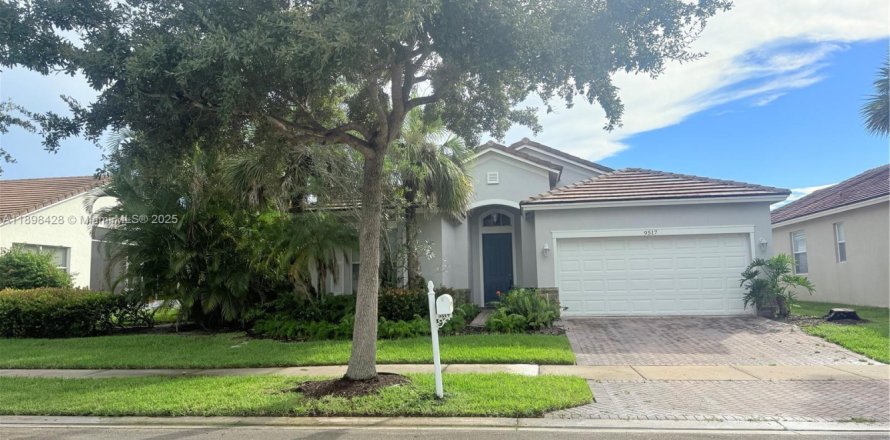 House in Port St. Lucie, Florida 4 bedrooms, 160.07 sq.m. № 2015482