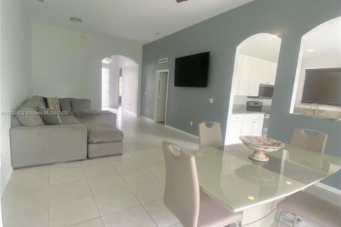 House in Port St. Lucie, Florida 4 bedrooms, 160.07 sq.m. № 2015482 - photo 17