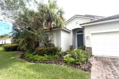House in Port St. Lucie, Florida 4 bedrooms, 160.07 sq.m. № 2015482 - photo 2