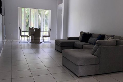 House in Port St. Lucie, Florida 4 bedrooms, 160.07 sq.m. № 2015482 - photo 16