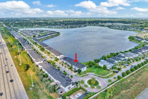 Adosado en venta en Miami Lakes, Florida, 3 dormitorios, 147.53 m2 № 1975417 - foto 9