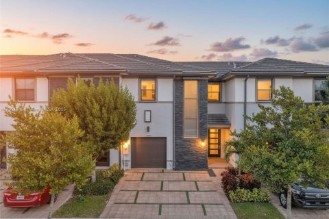 Adosado en venta en Miami Lakes, Florida, 3 dormitorios, 147.53 m2 № 1975417 - foto 1