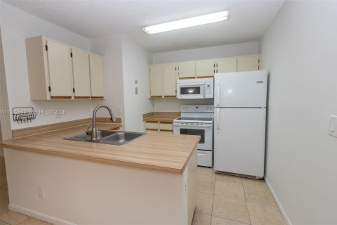 Купить кондоминиум в Хайалиа, Флорида 1 спальня, 72.65м2, № 2088967 - фото 2