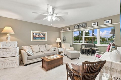 Condo in Port Charlotte, Florida, 2 bedrooms  № 2396344 - photo 4
