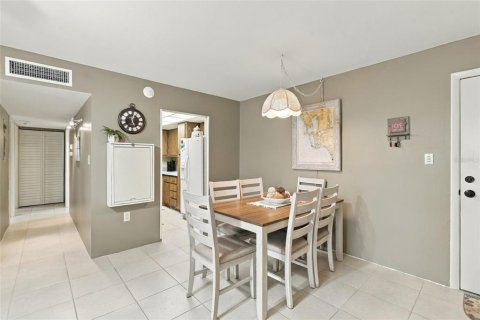Condo in Port Charlotte, Florida, 2 bedrooms  № 2396344 - photo 7