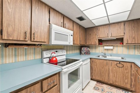 Condo in Port Charlotte, Florida, 2 bedrooms  № 2396344 - photo 8
